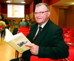 Pedro Cordero con su libro 'Infinito es mujer o Memorias de la generación del hambre', que acaba de publicar.